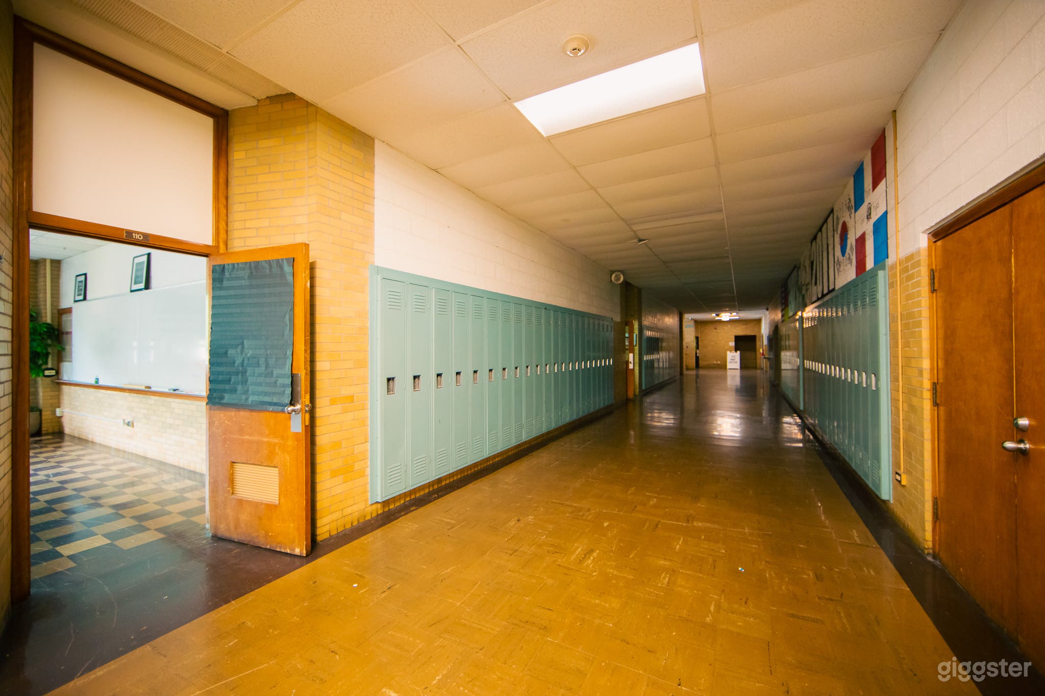 VINTAGE ABANDONED 90'S SCHOOL GYM/CLASSROOM/COURT Photo 1