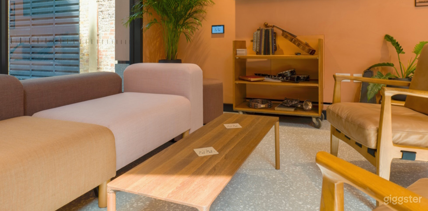 Compact Geography Room  Photo 2