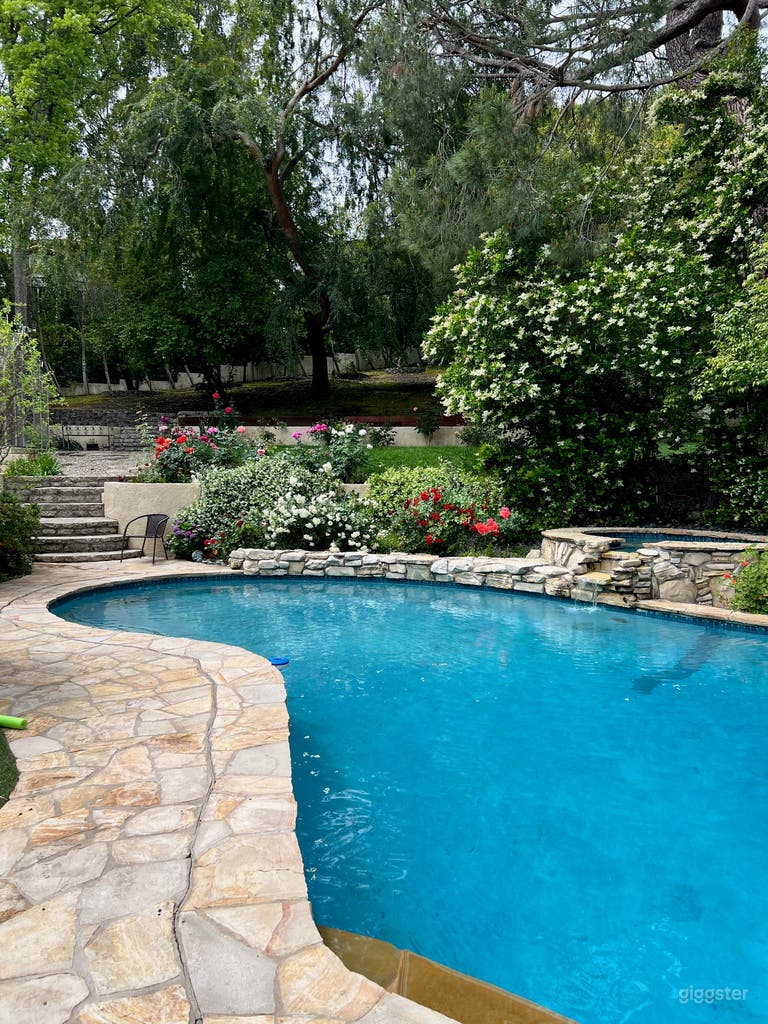  Country Setting in City! Pool & Greenhse. Cov.Pat. 