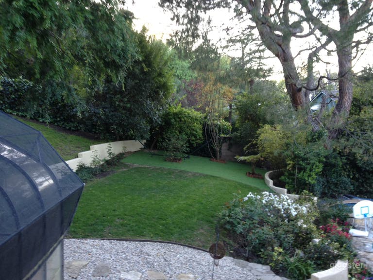  Country Setting in City! Pool & Greenhse. Cov.Pat. 