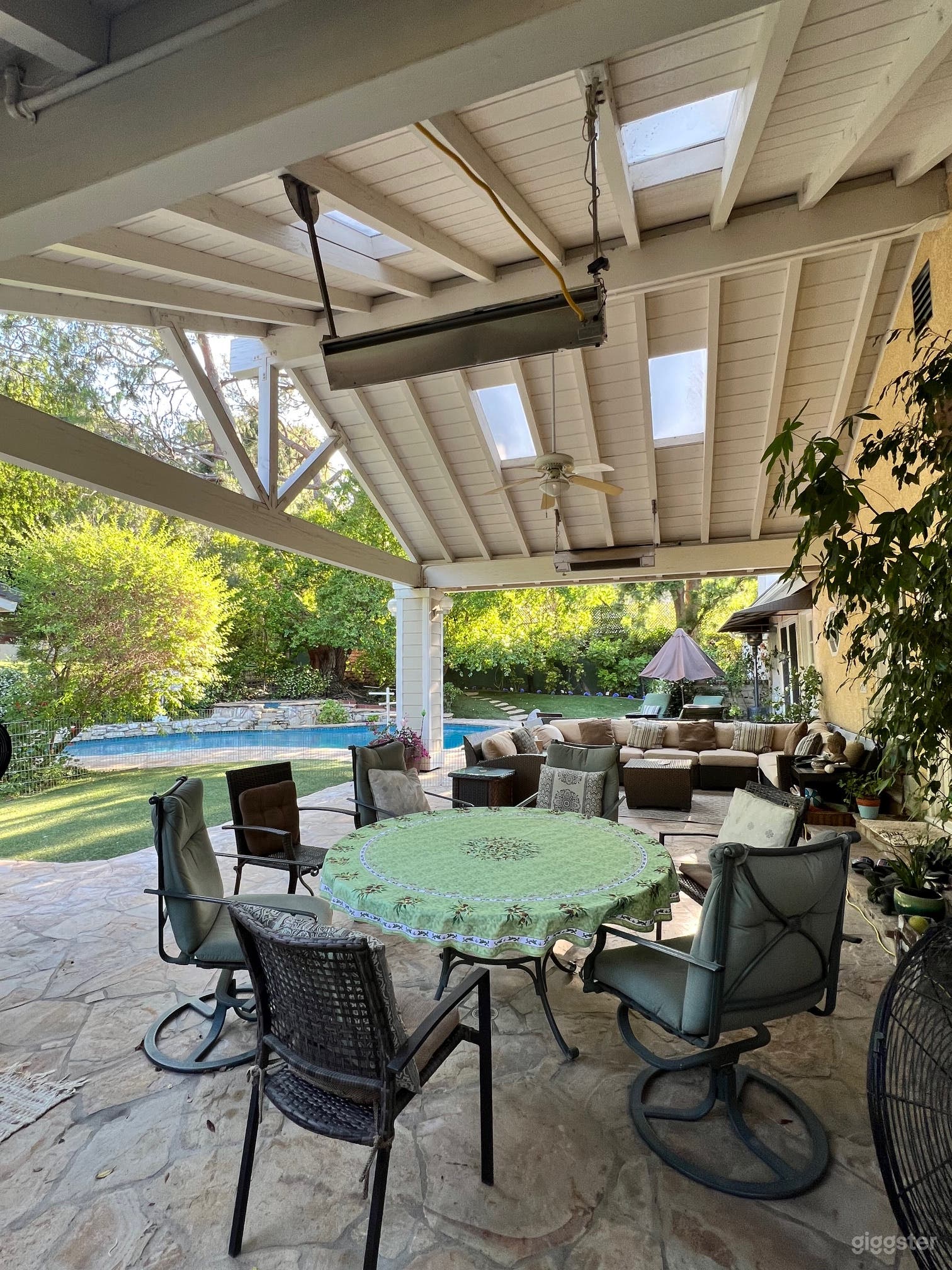 Country Setting in City! Pool &amp; Greenhse. Cov.Pat. Photo 1