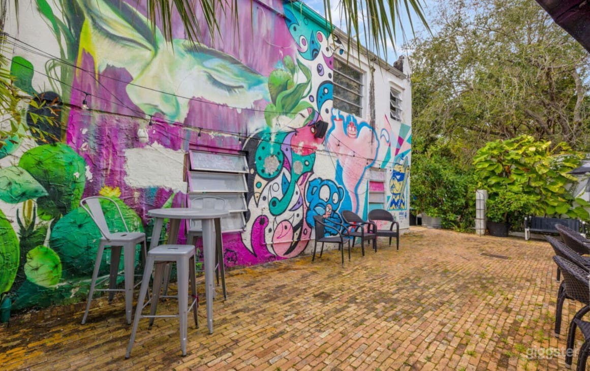 Colorful and Bright Courtyard  Photo 2