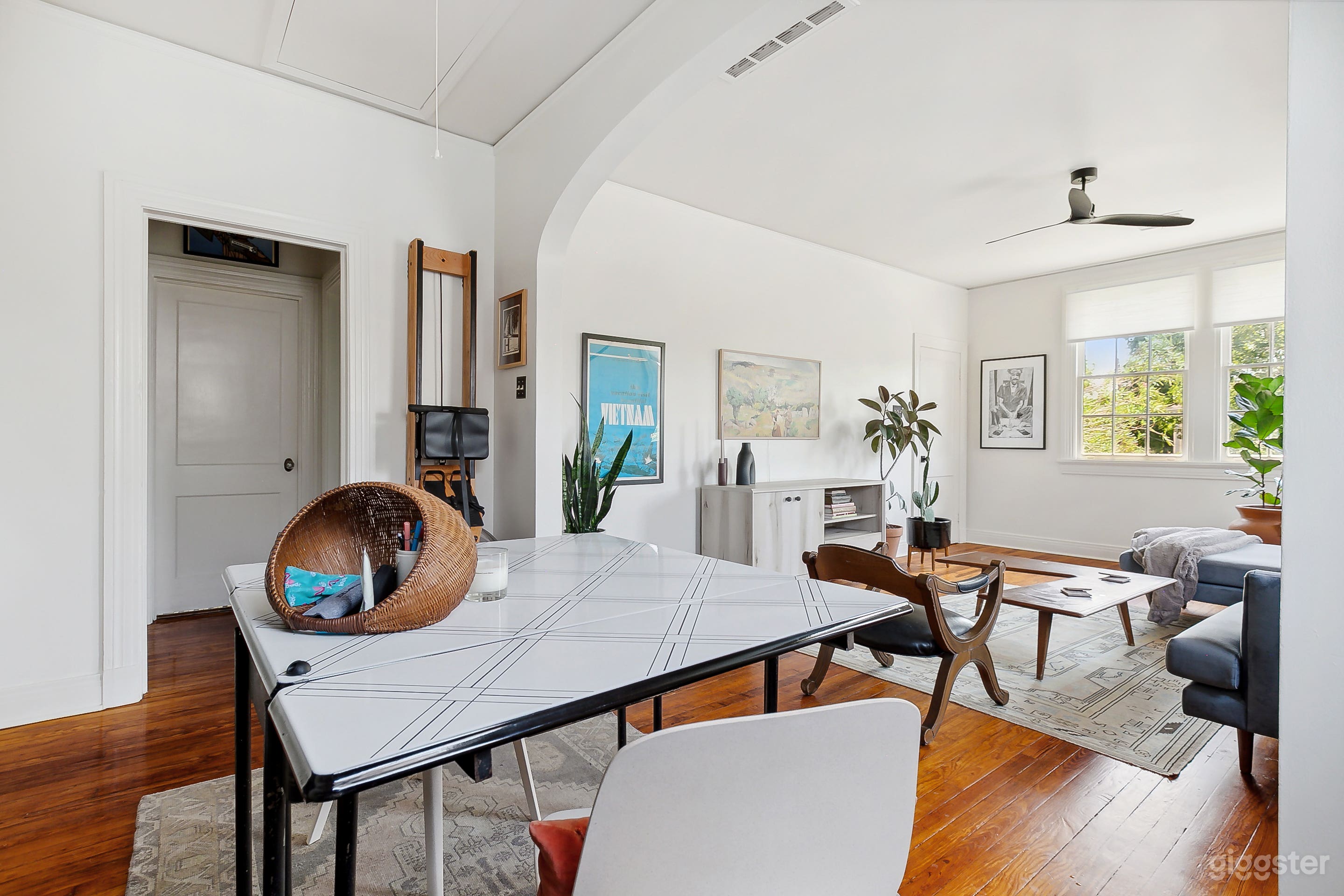 Tranquil New Orleans Gem with Pops of Color Photo 2