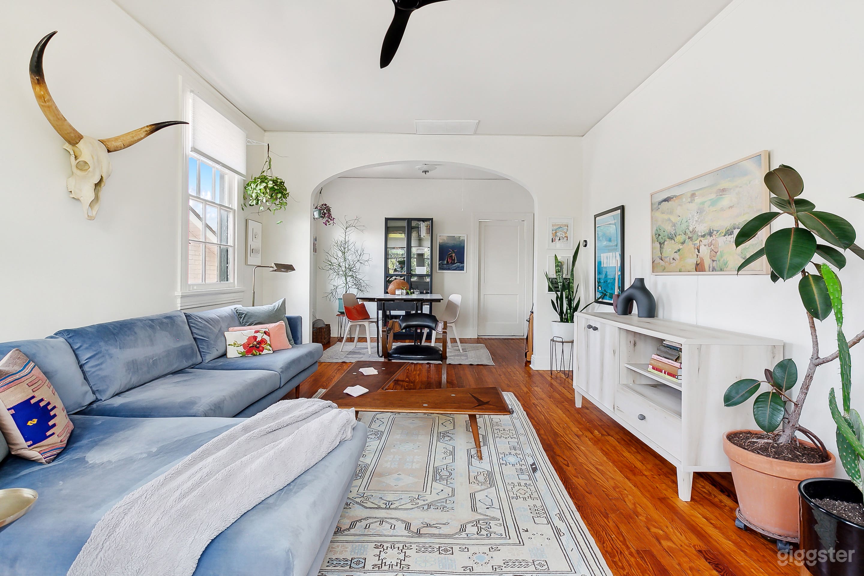 Tranquil New Orleans Gem with Pops of Color Photo 1