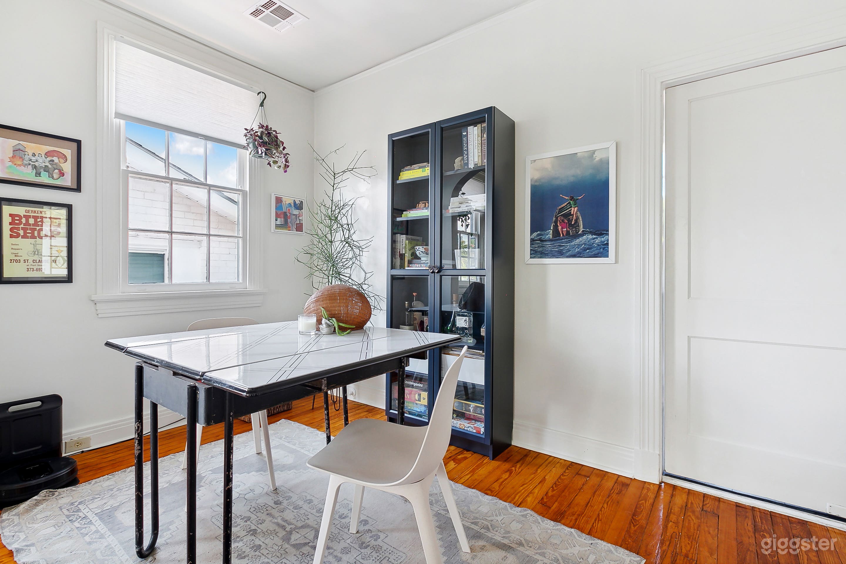 Tranquil New Orleans Gem with Pops of Color Photo 3