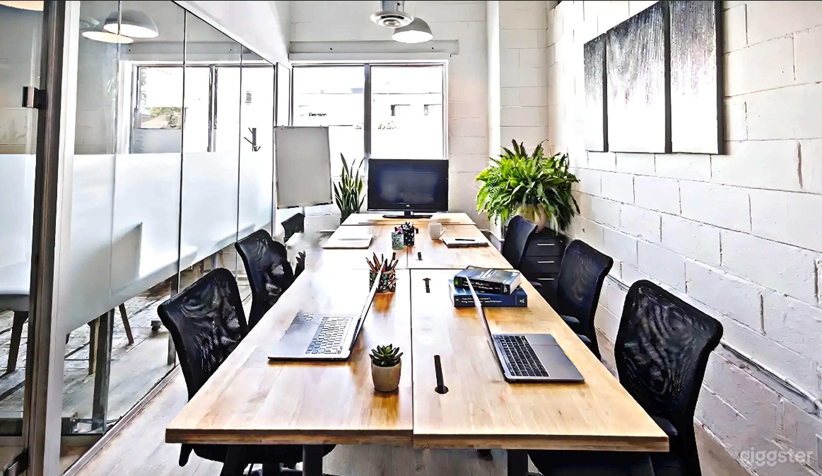 6-Person Office With Window Photo 2