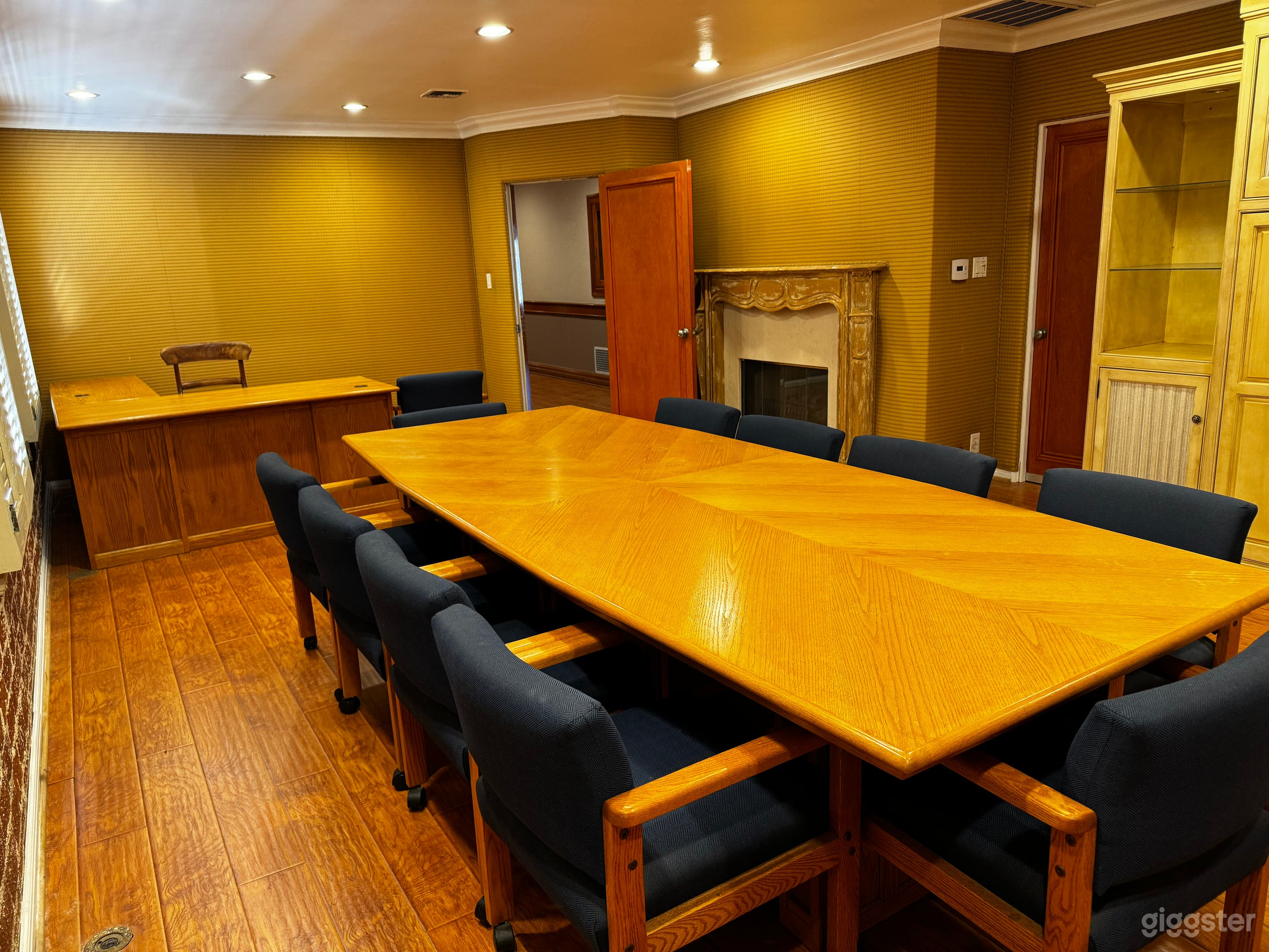 Classic-style Ornate Wooden Office in UCLA Area Photo 1