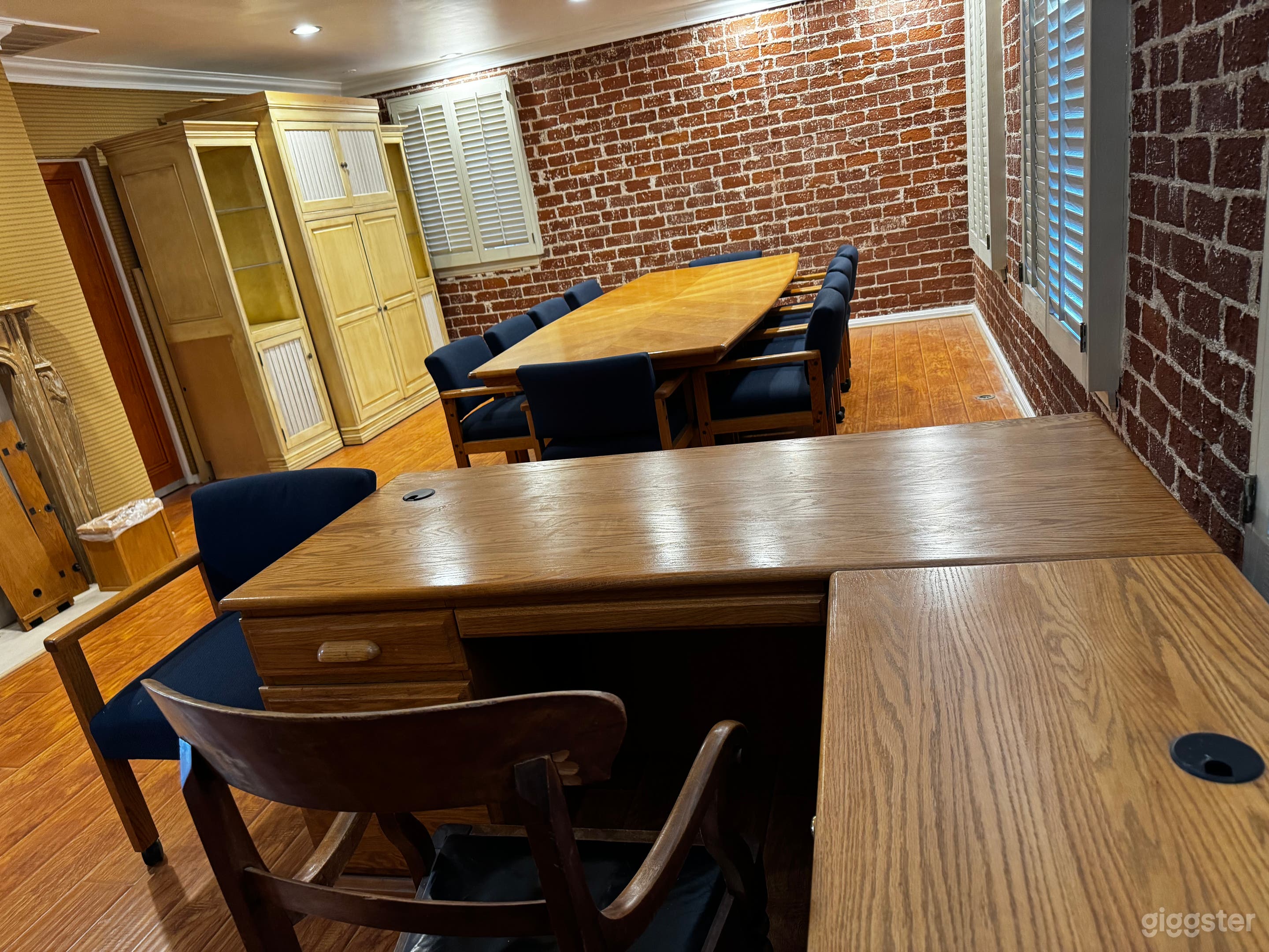 Classic-style Ornate Wooden Office in UCLA Area Photo 3