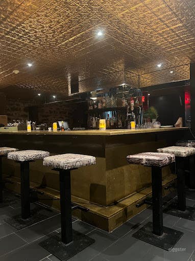 Stylish Speakeasy in Montreal Photo 2