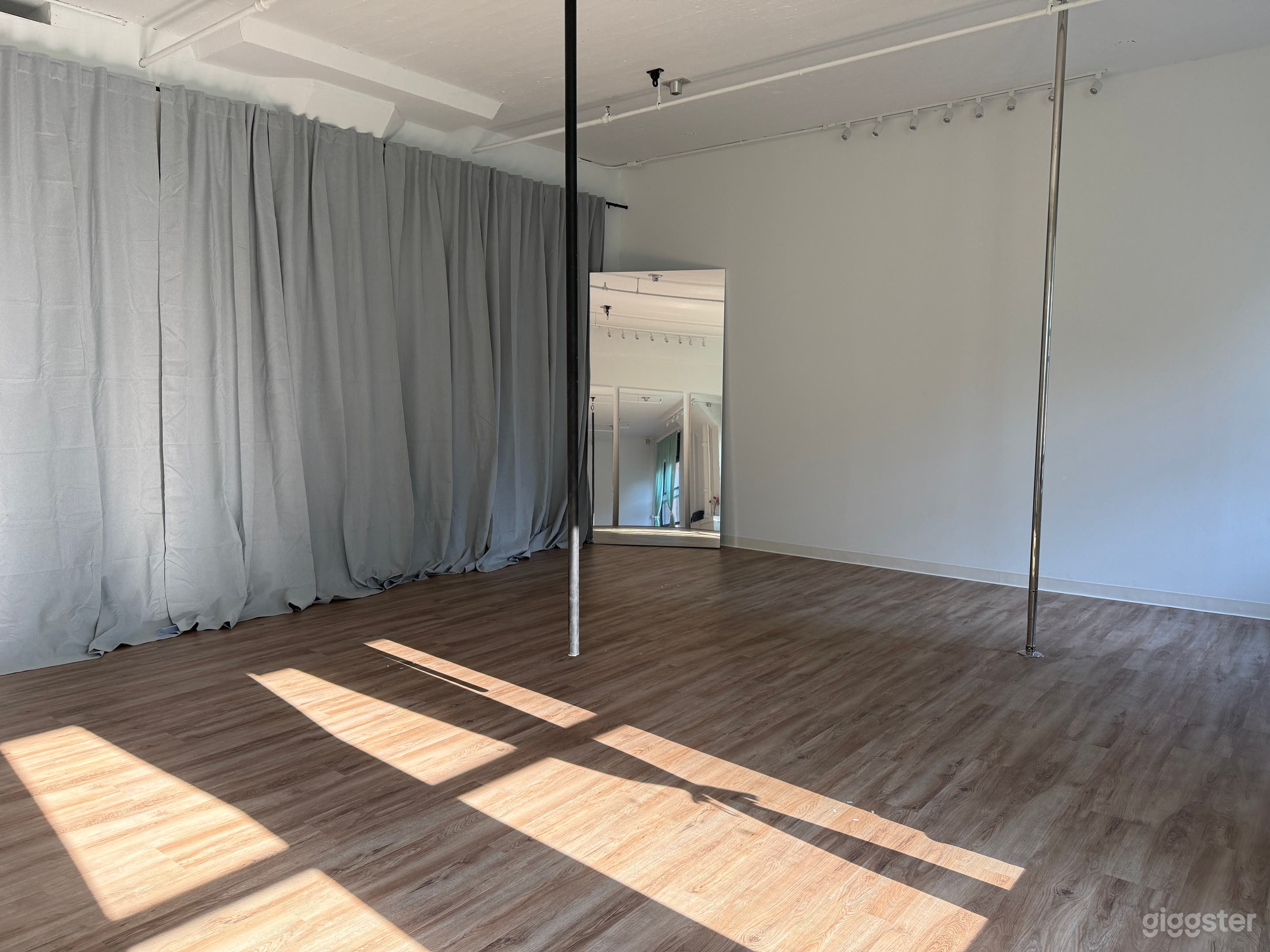 Bright & Elegant Pole & Aerial Studio for Rent Photo 2