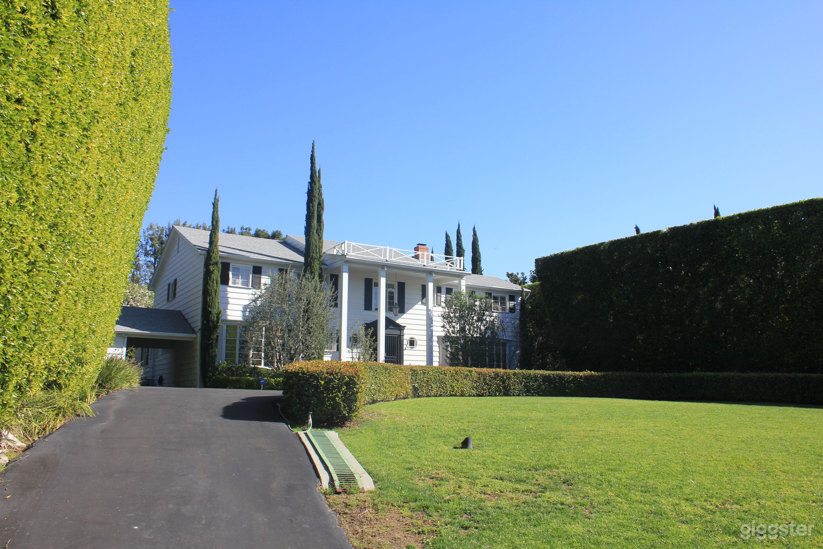 Georgian Colonial Mansion with Hedges &amp; Pillars Photo 3