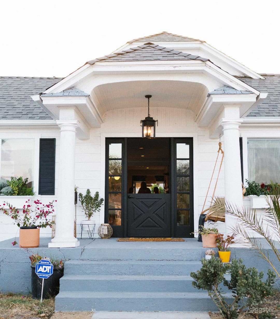 Modern farmhouse bungalow Photo 2