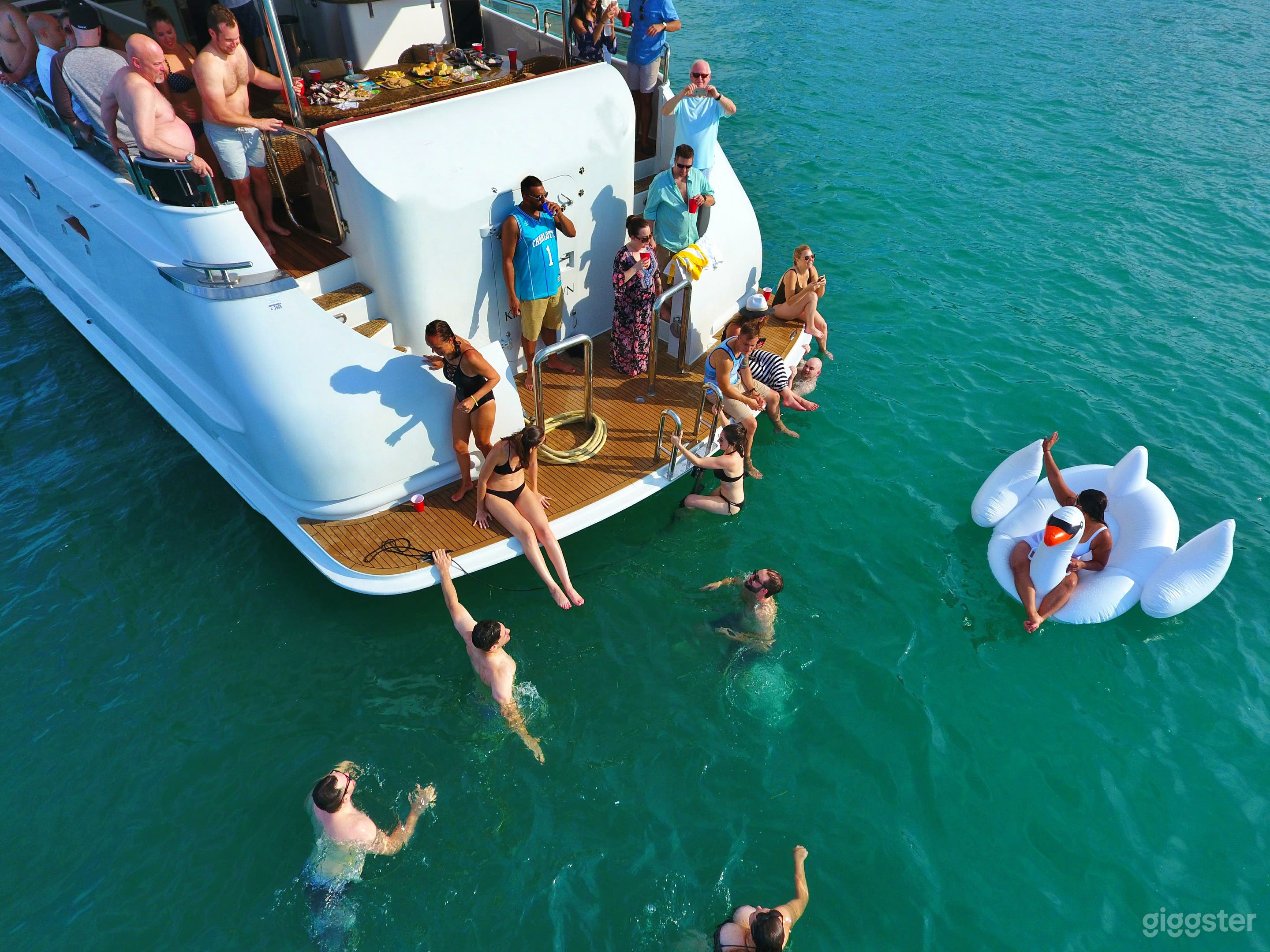 105 ft Yacht with Luxurious Amenties Photo 4