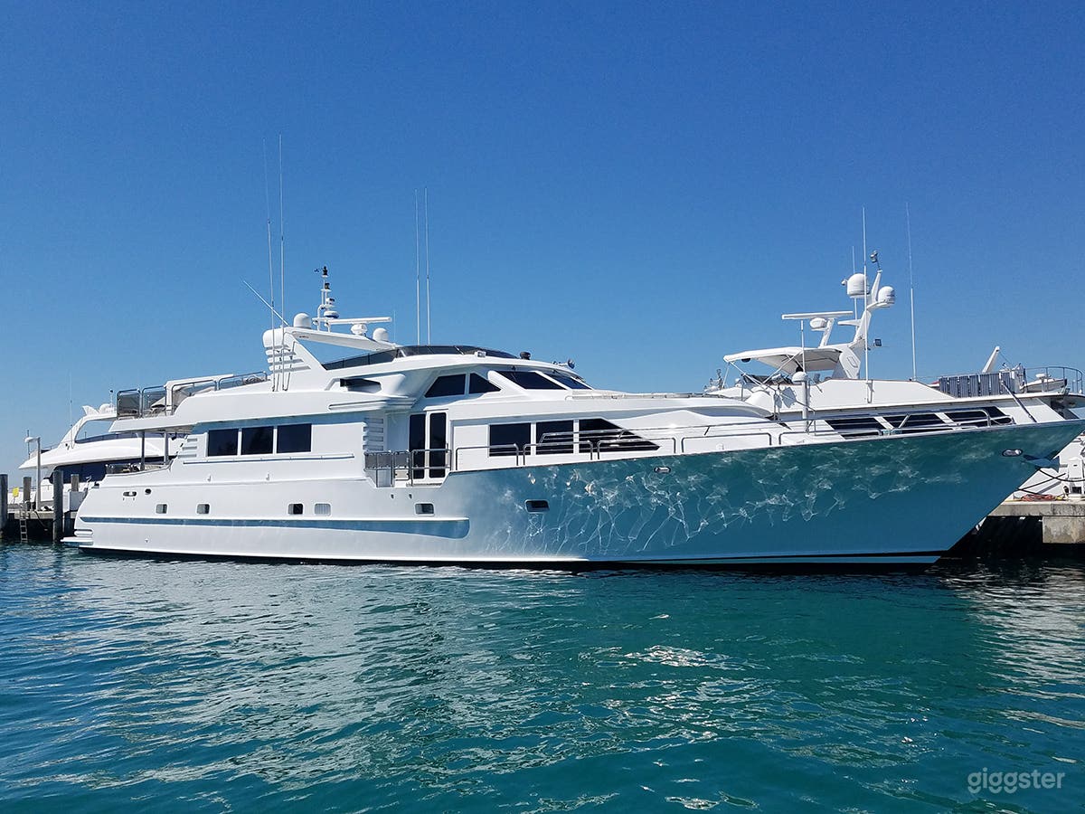 105 ft Yacht with Luxurious Amenties Photo 2