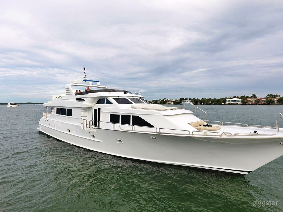 105 ft Yacht with Luxurious Amenties Photo 1