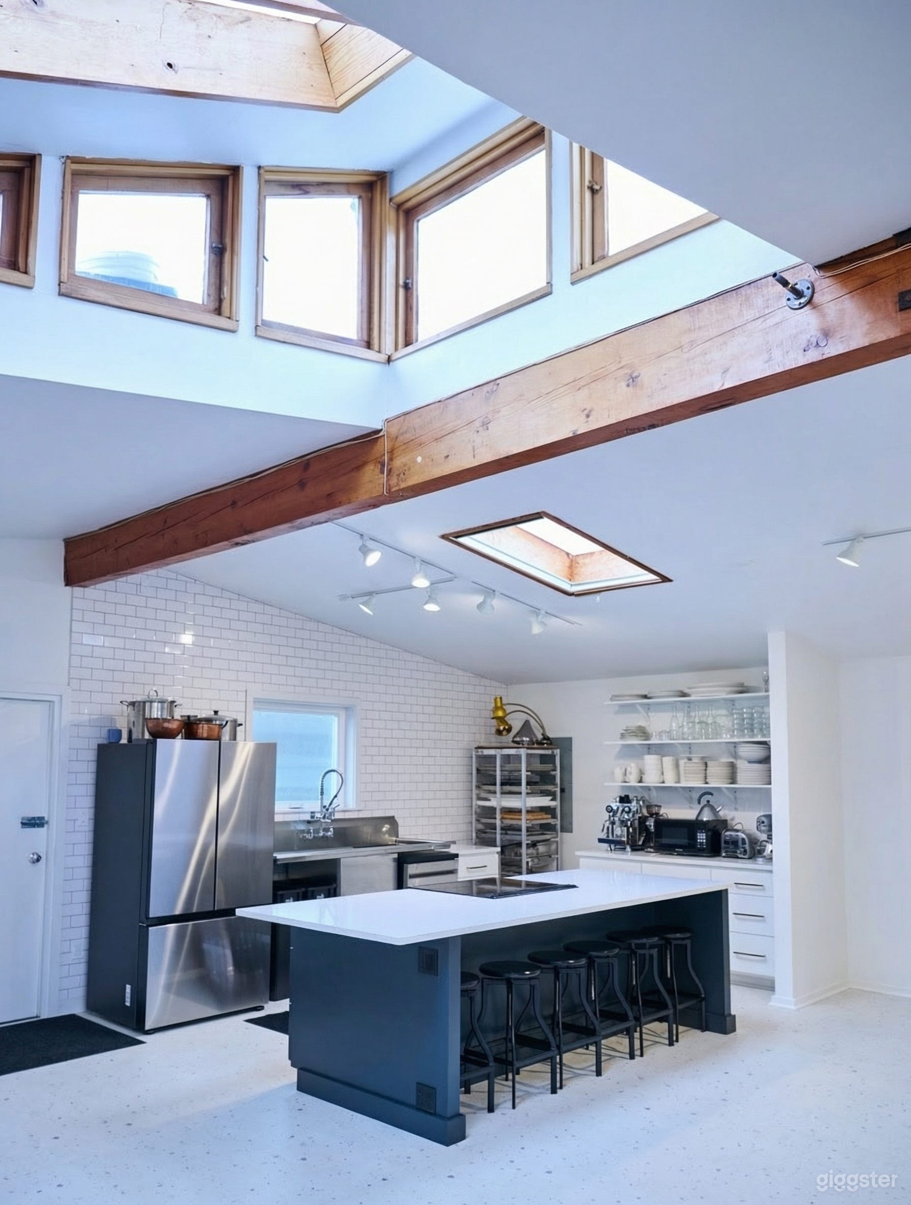 Bright studio space in vibrant Fremont Photo 2