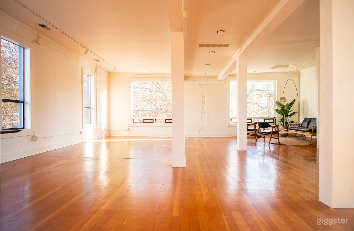 Bright studio space in vibrant Fremont Photo 2