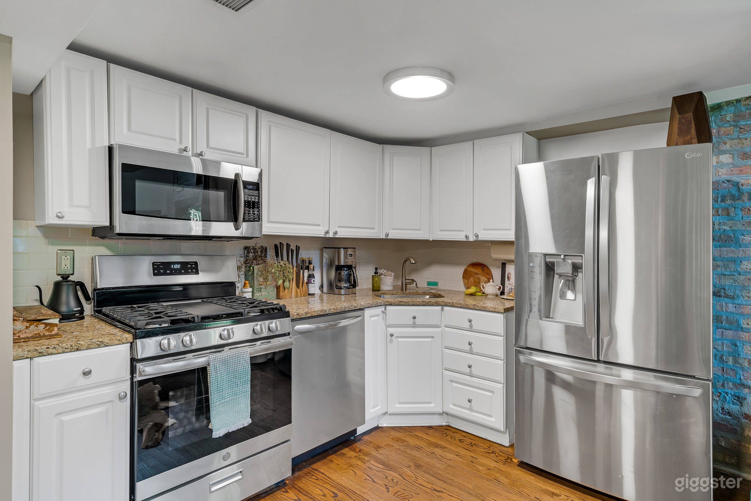 Vintage dig w/ cozy casual vibes Photo 4