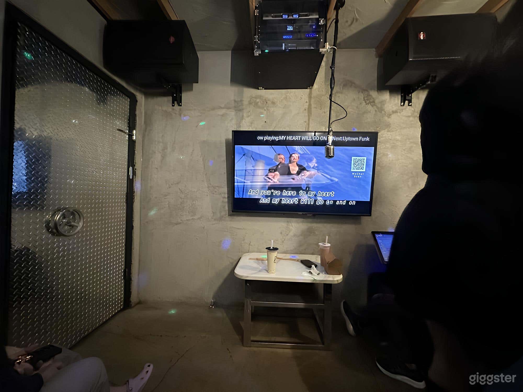 MEDIUM KARAOKE ROOM Photo 4