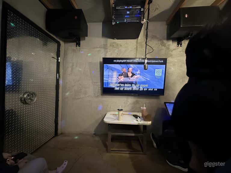  MEDIUM KARAOKE ROOM 