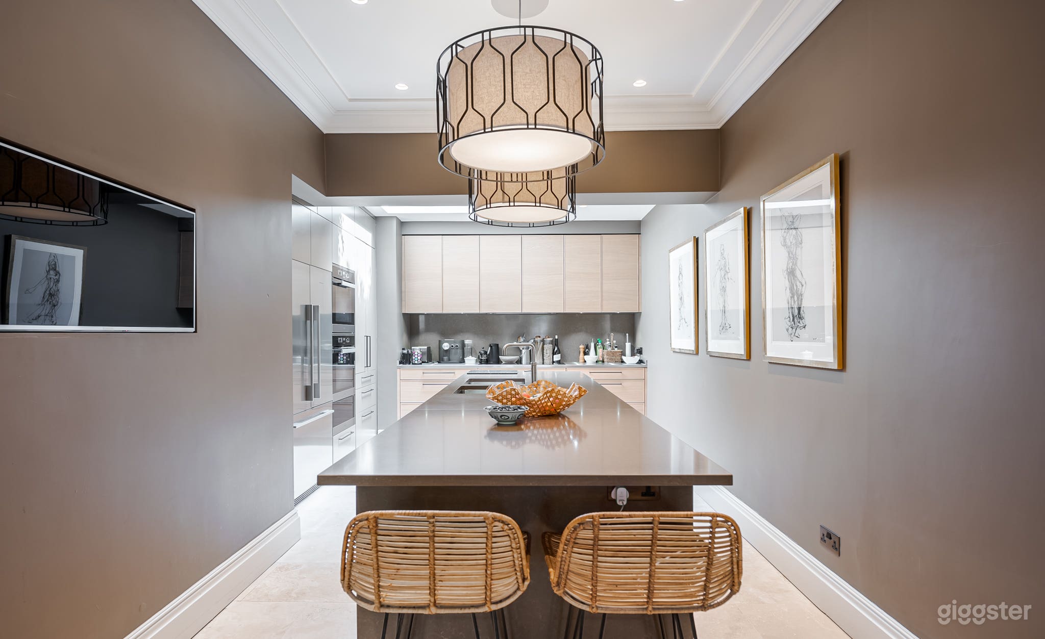 Stunning Mews House With Four Floors  in SW10. Photo 4