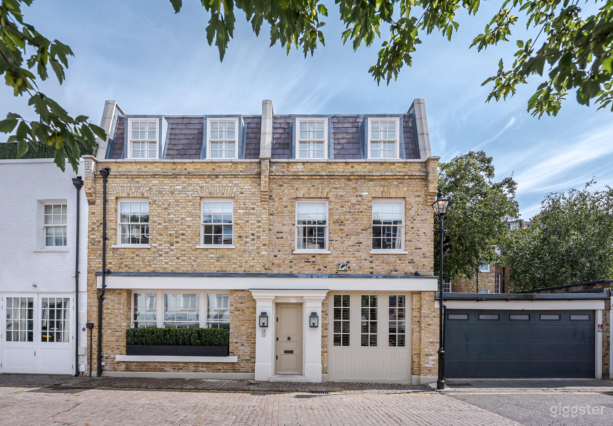 Stunning Mews House With Four Floors  in SW10. Photo 2