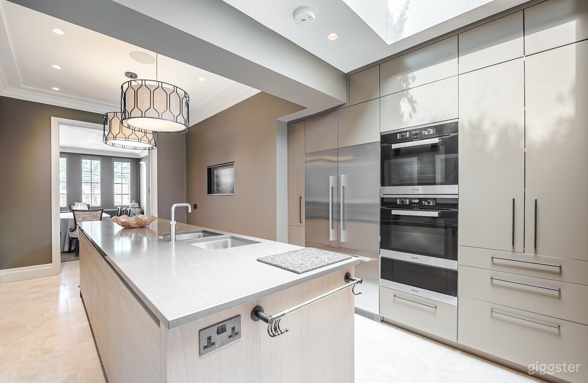 Stunning Mews House With Four Floors  in SW10. Photo 3