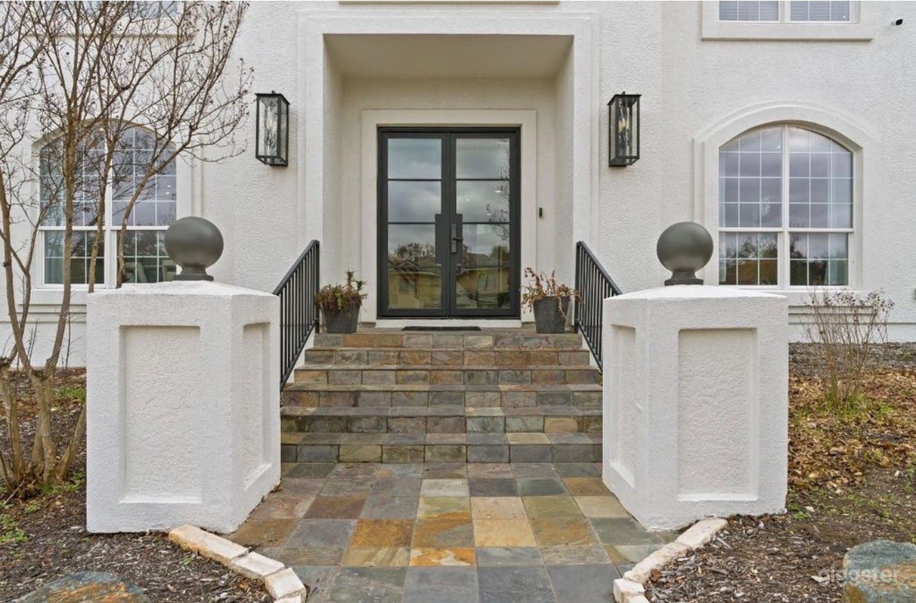 Chic Modern Retreat in the Suburbs Photo 3