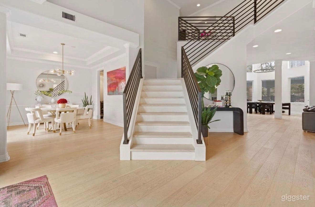 Chic Modern Retreat in the Suburbs Photo 1