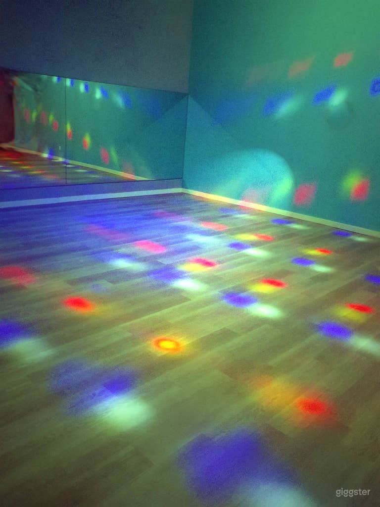  Salle de danse contemporaine avec plafond haut 