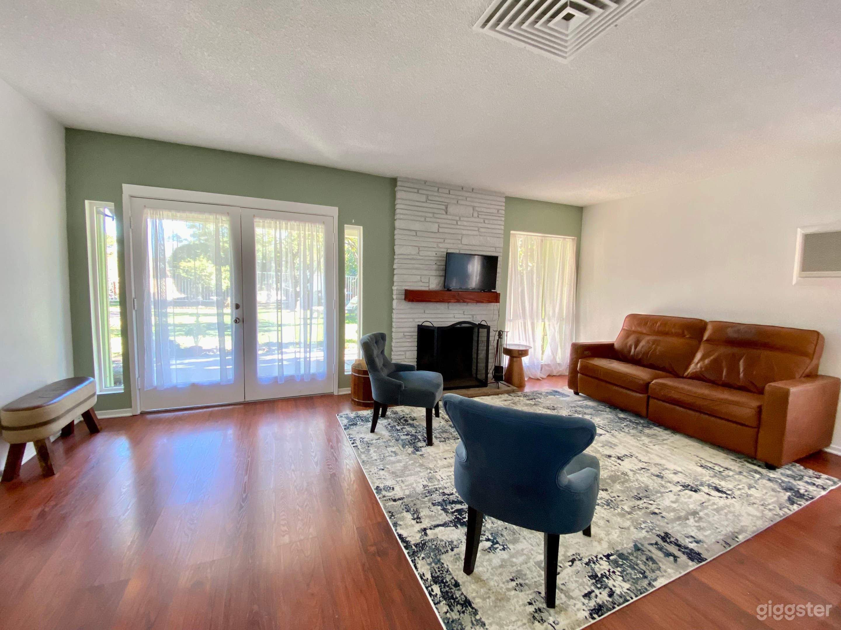 Cozy 1950s cottage style home  Photo 2