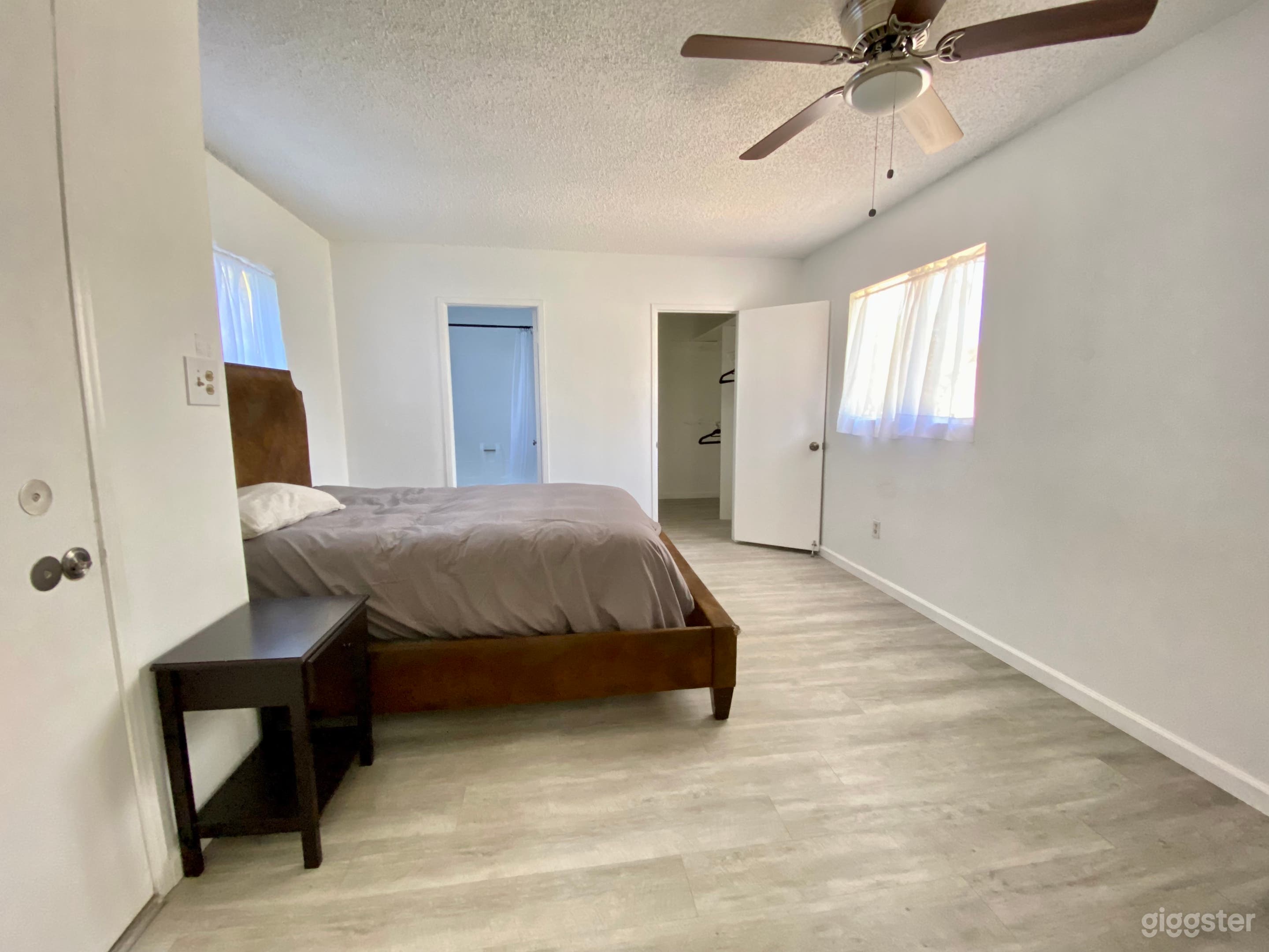 Cozy 1950s cottage style home  Photo 3