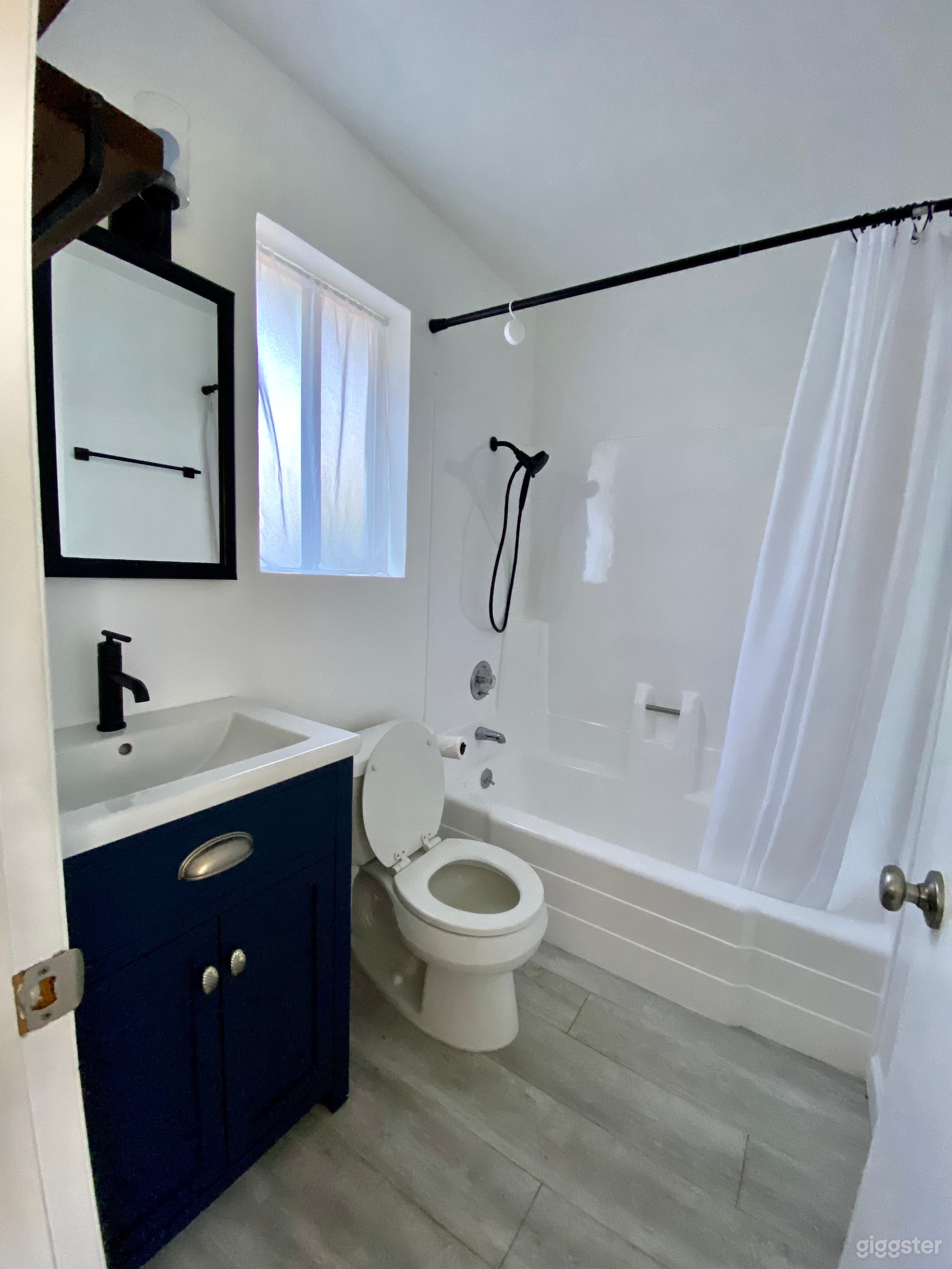 Cozy 1950s cottage style home  Photo 4