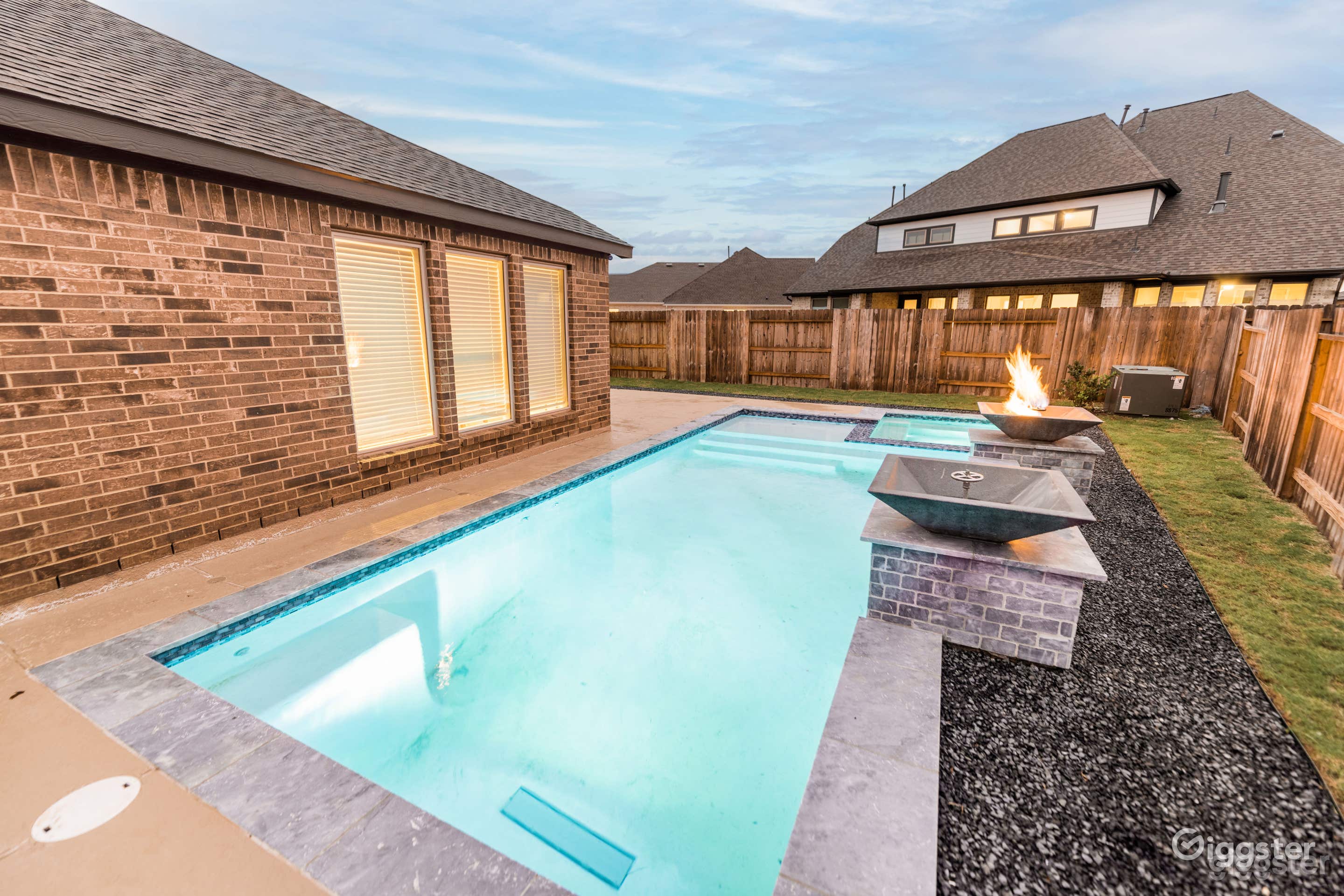 Outdoor Pool and Inviting Jacuzzi/Hot tub  Photo 1