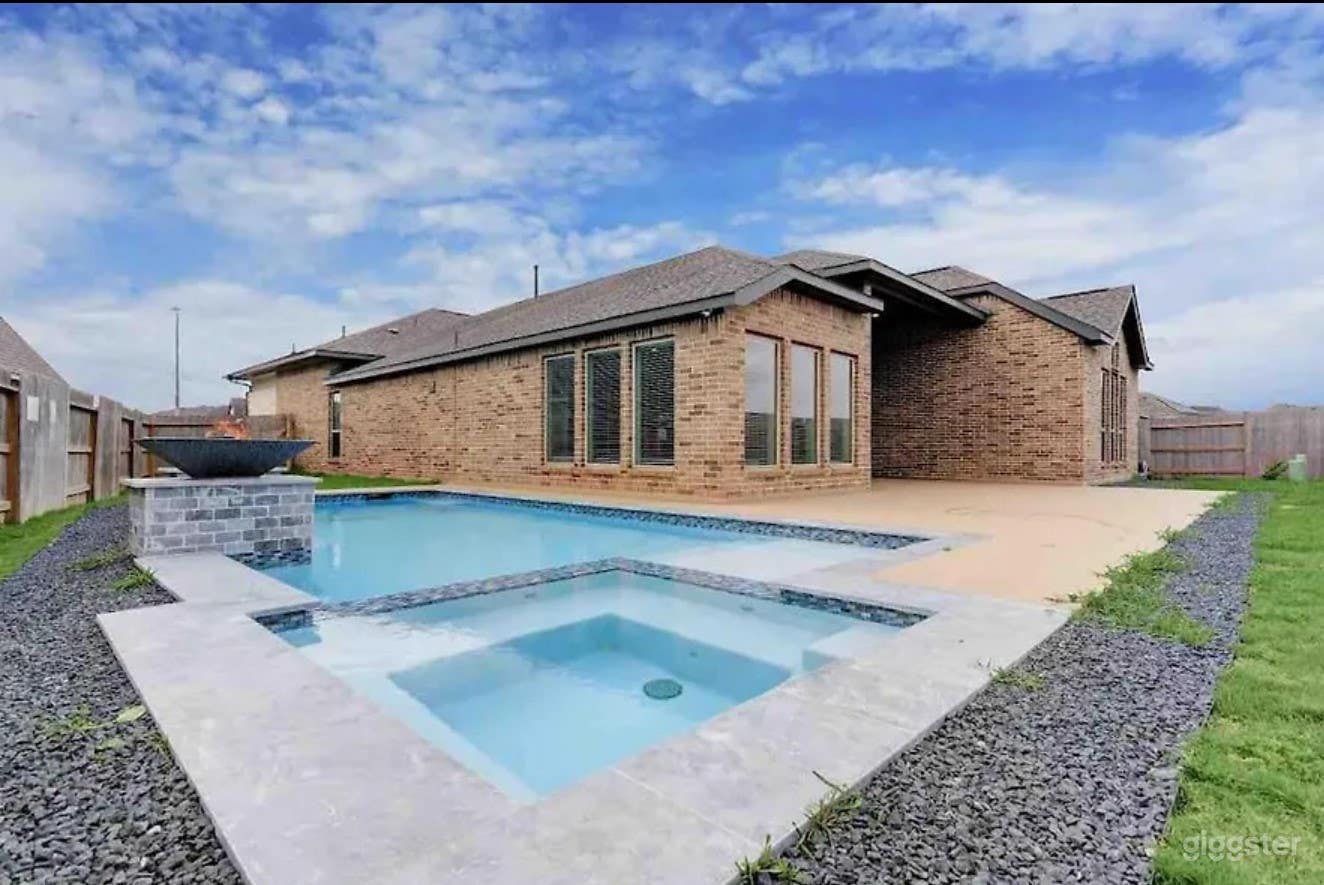 Outdoor Pool and Inviting Jacuzzi/Hot tub  Photo 3