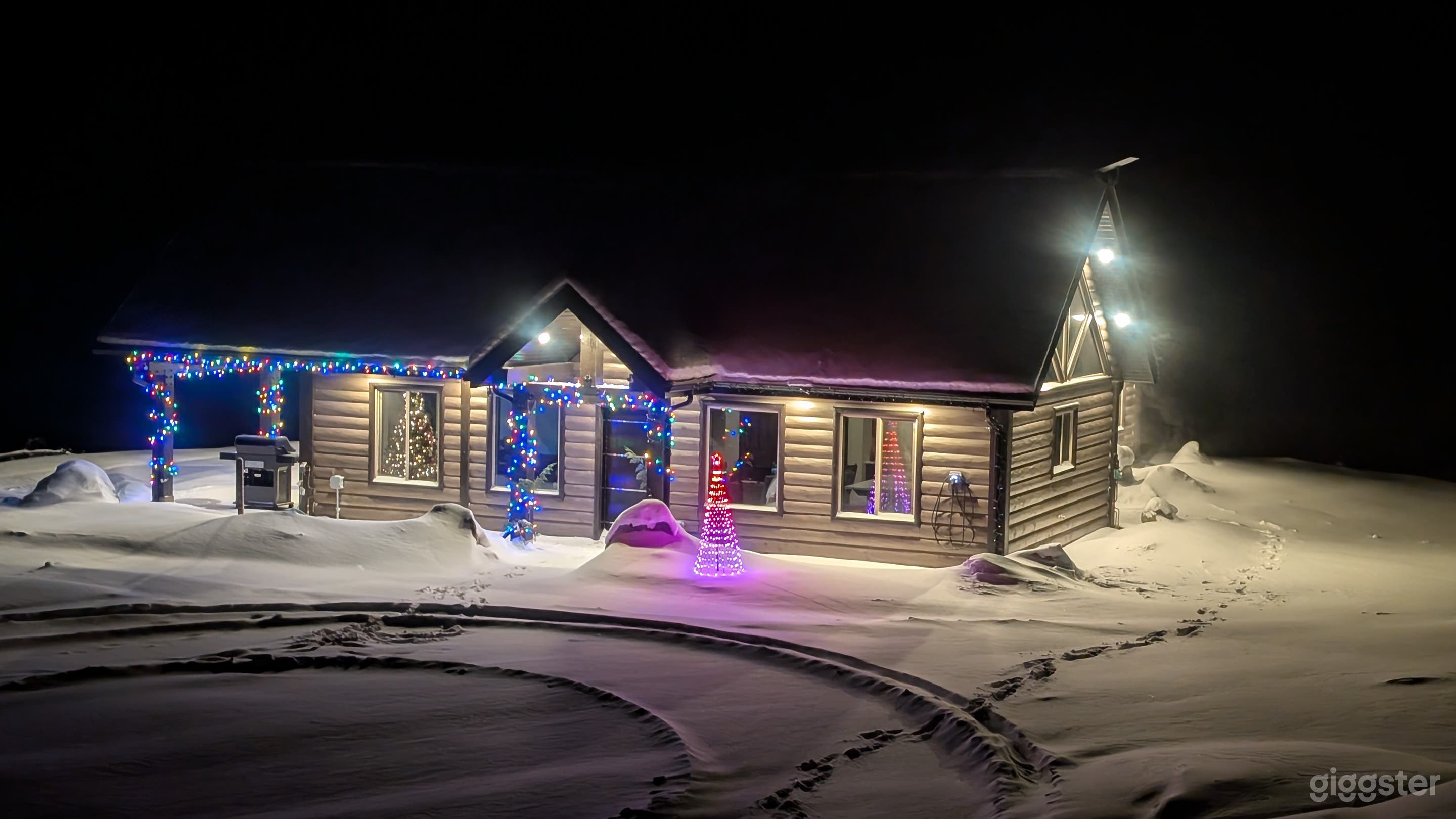 Mount Robson Luxury Cabin on 75 acres with 360 views! Photo 3