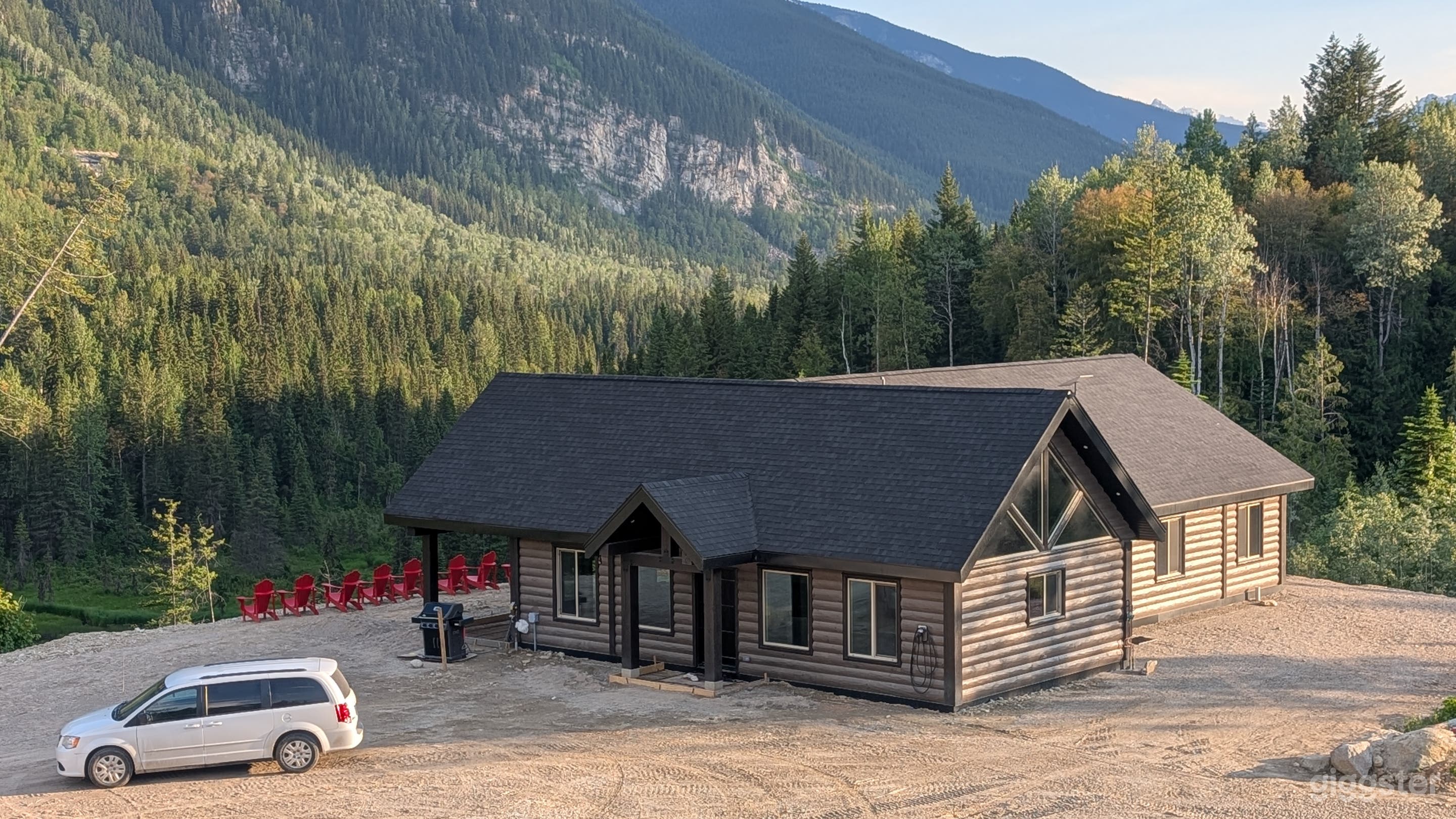 Mount Robson Luxury Cabin on 75 acres with 360 views! Photo 1