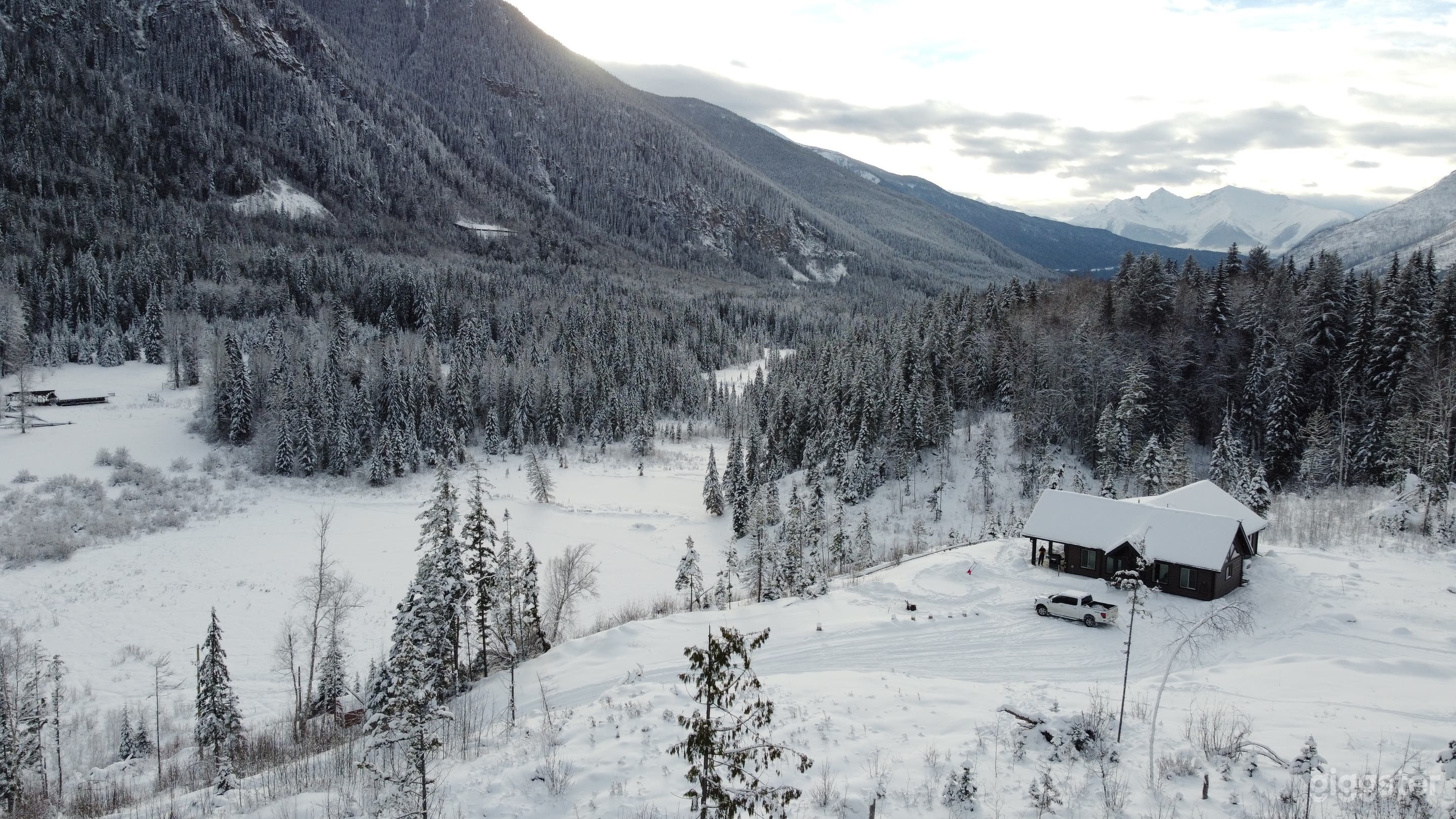 Mount Robson Luxury Cabin on 75 acres with 360 views! Photo 4