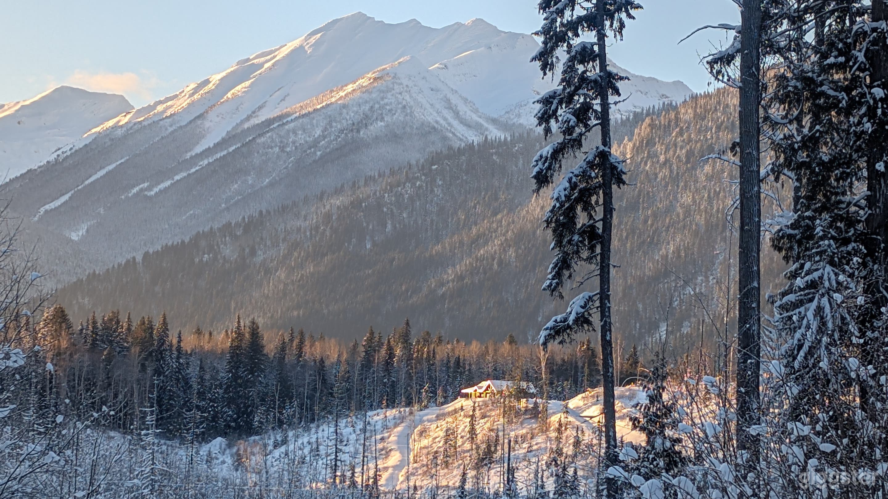 Mount Robson Luxury Cabin on 75 acres with 360 views! Photo 2