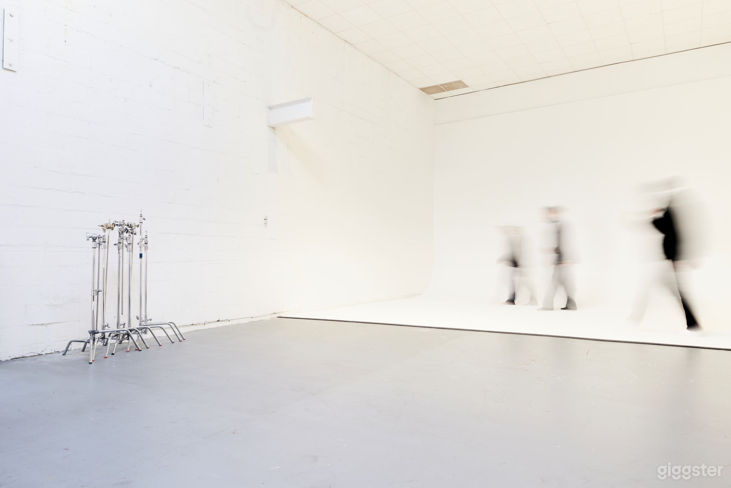 Ground level Cyc wall studio in south slope Photo 4