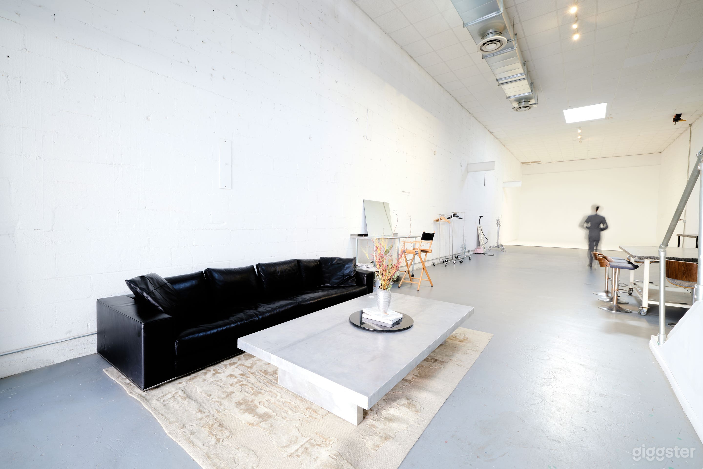 Ground level Cyc wall studio in south slope Photo 1