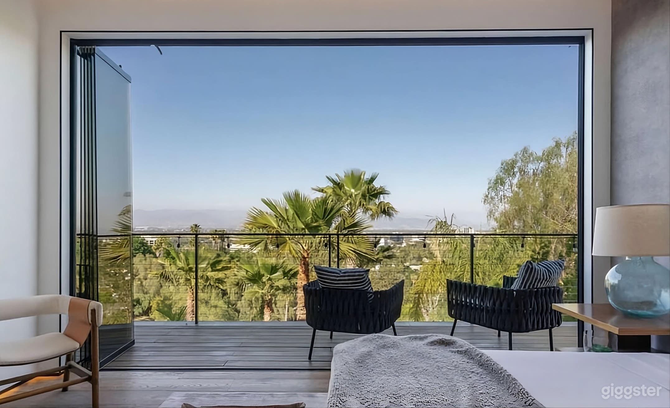 CINEMATIC HILLSIDE GLASS ESTATE Photo 2