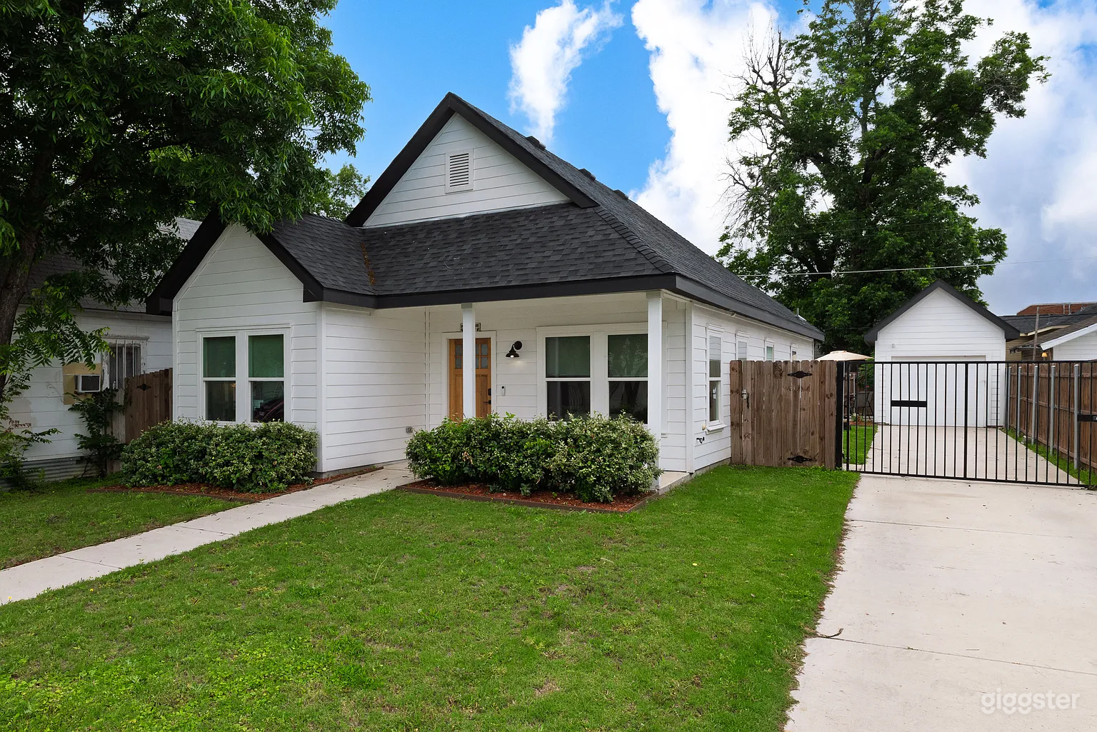 Bright &amp; Accessible Fort Worth Stay – Fenced Yard Photo 1