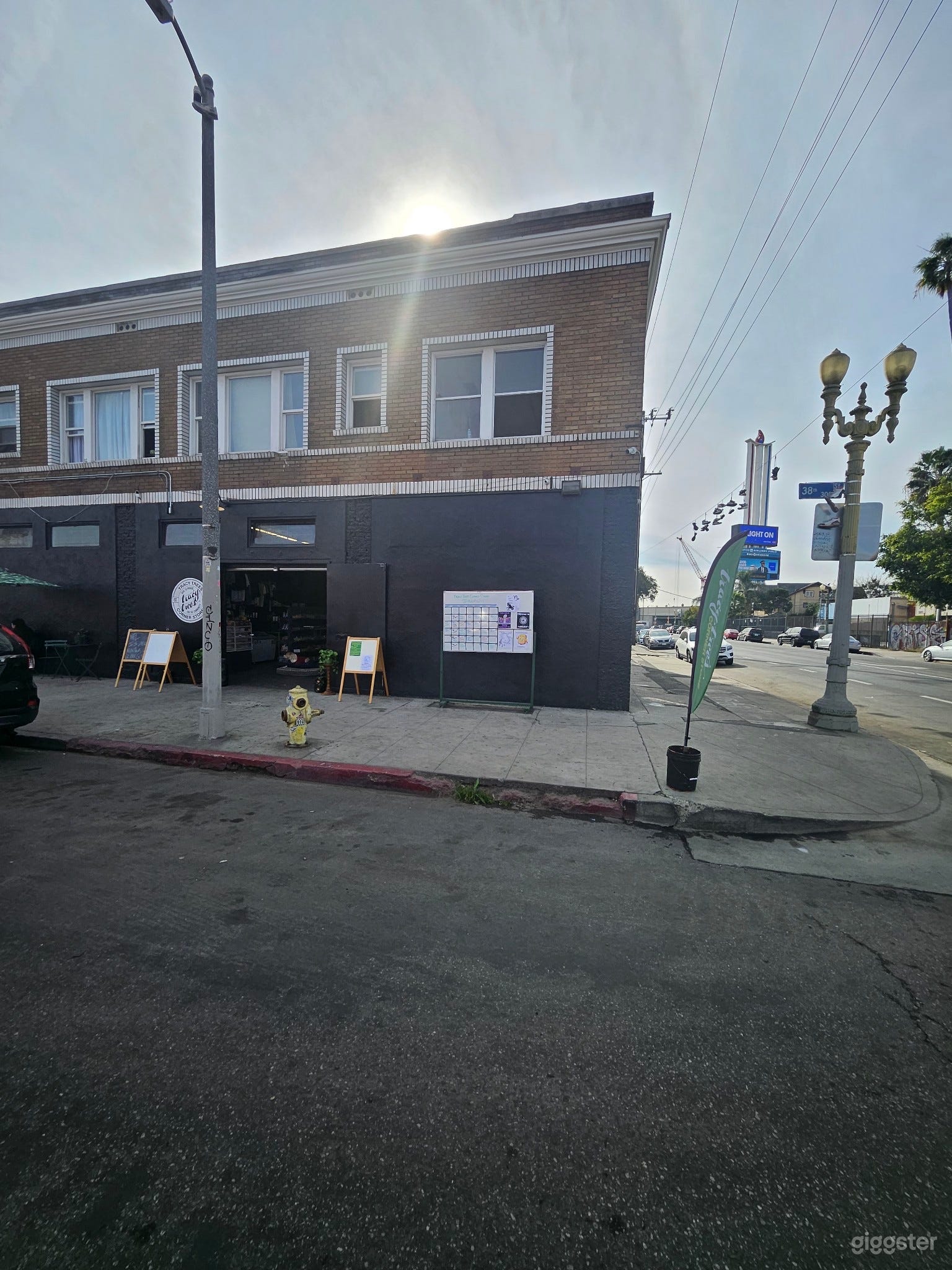 Photo de Une bodega avec un lounge 3