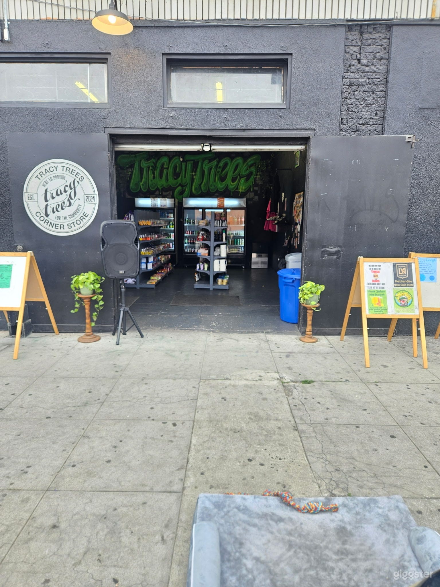 Photo de Une bodega avec un lounge 2