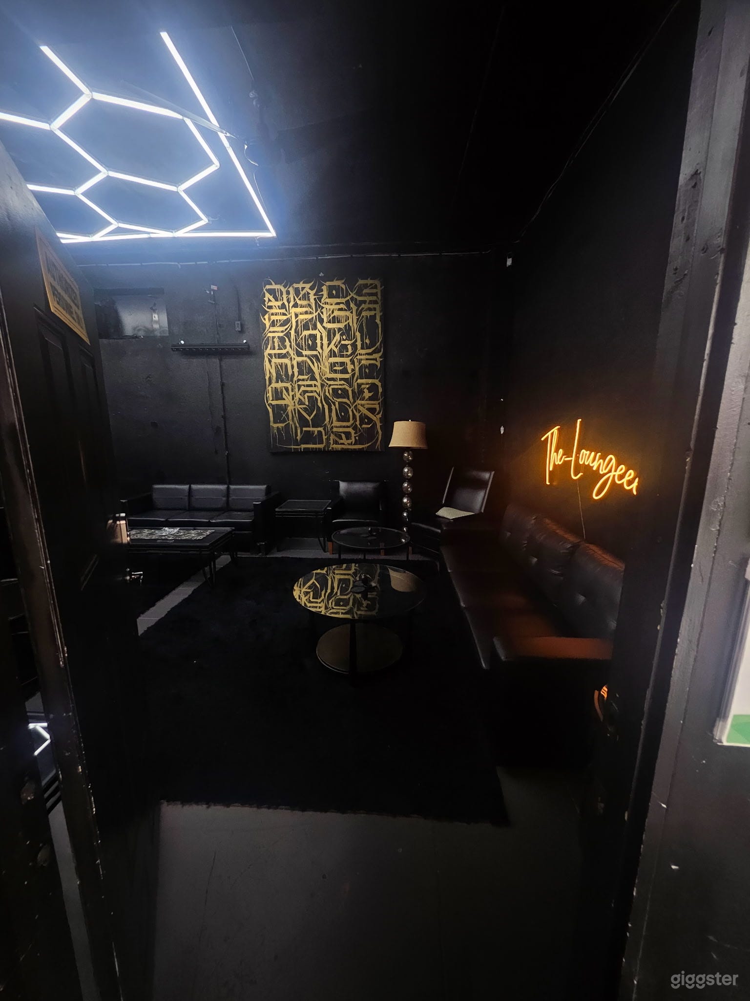 A Bodega with a lounge  Photo 3