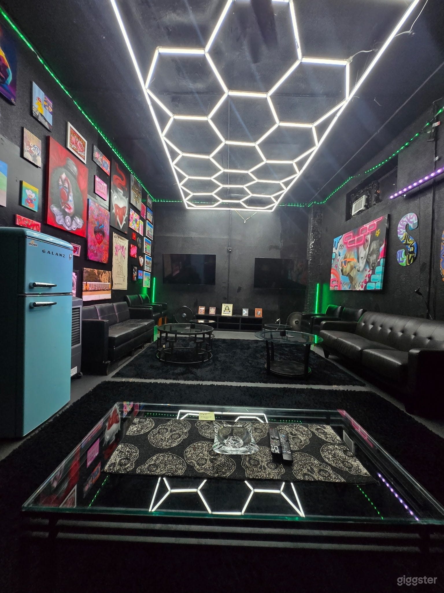 Photo de Une bodega avec un lounge 1