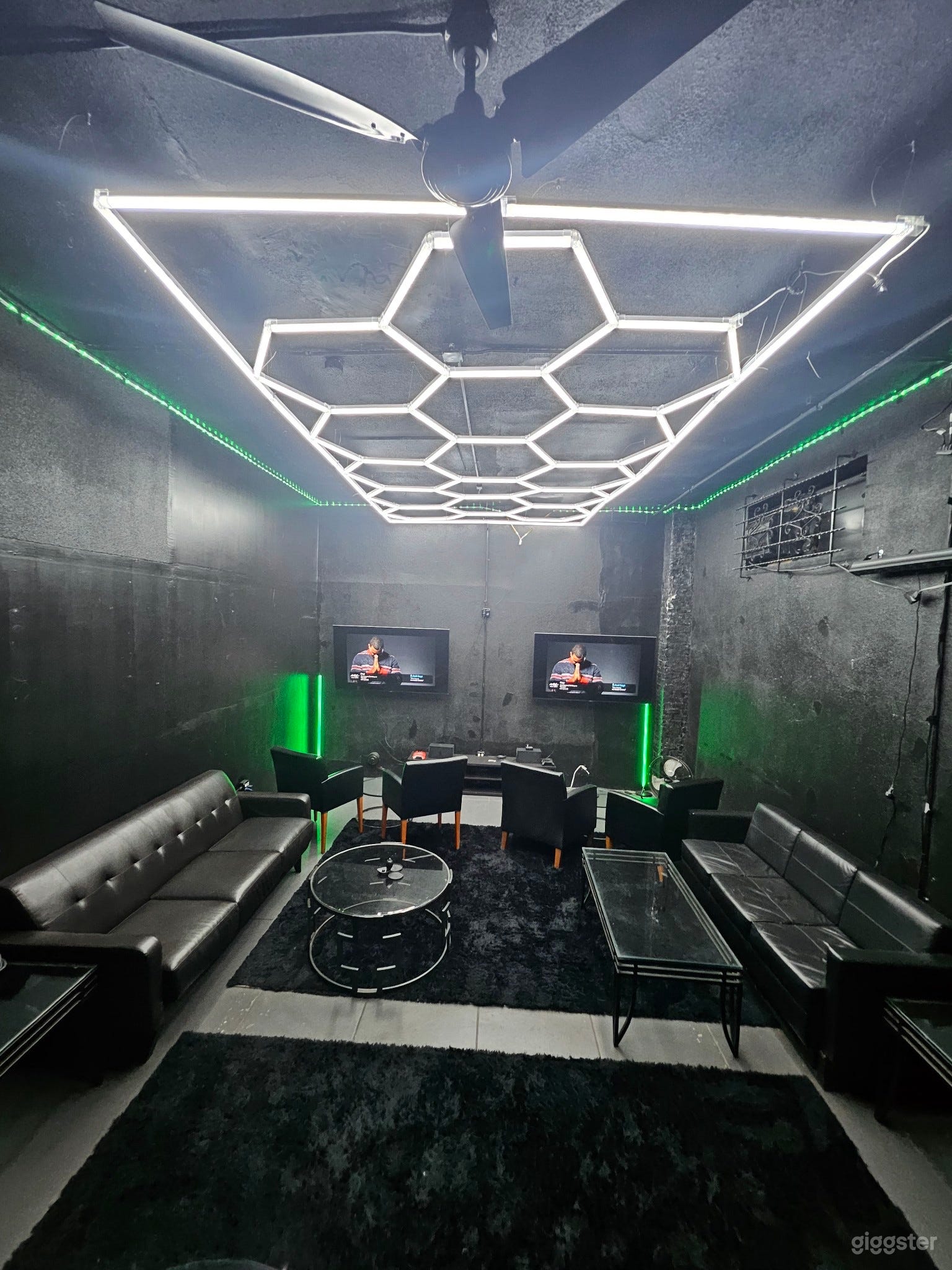 A Bodega with a lounge  Photo 1