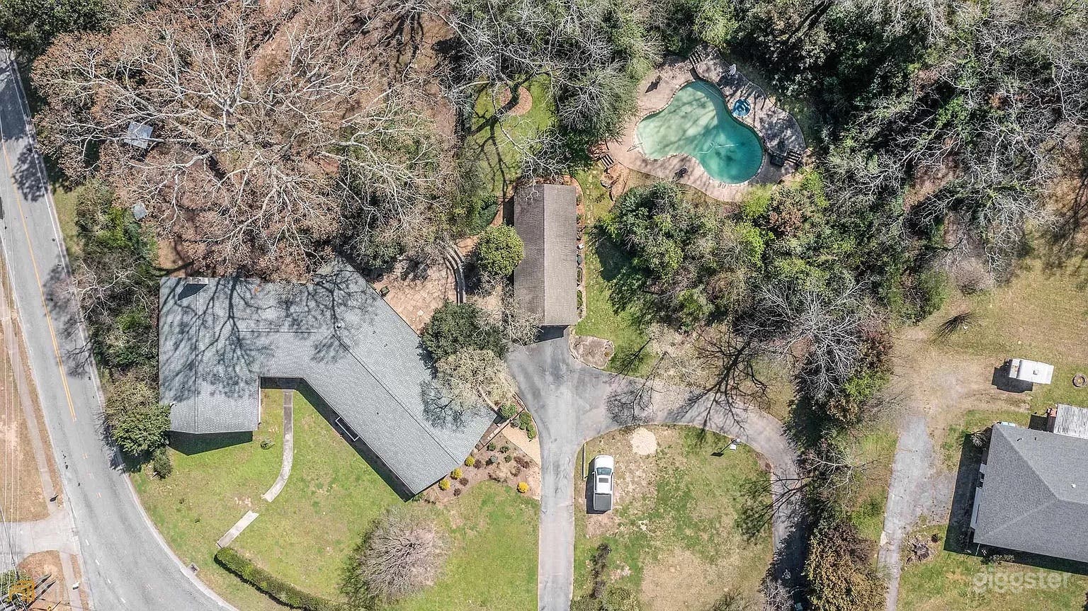 Unique Mid-Century Home in the heart of Hampton  Photo 3