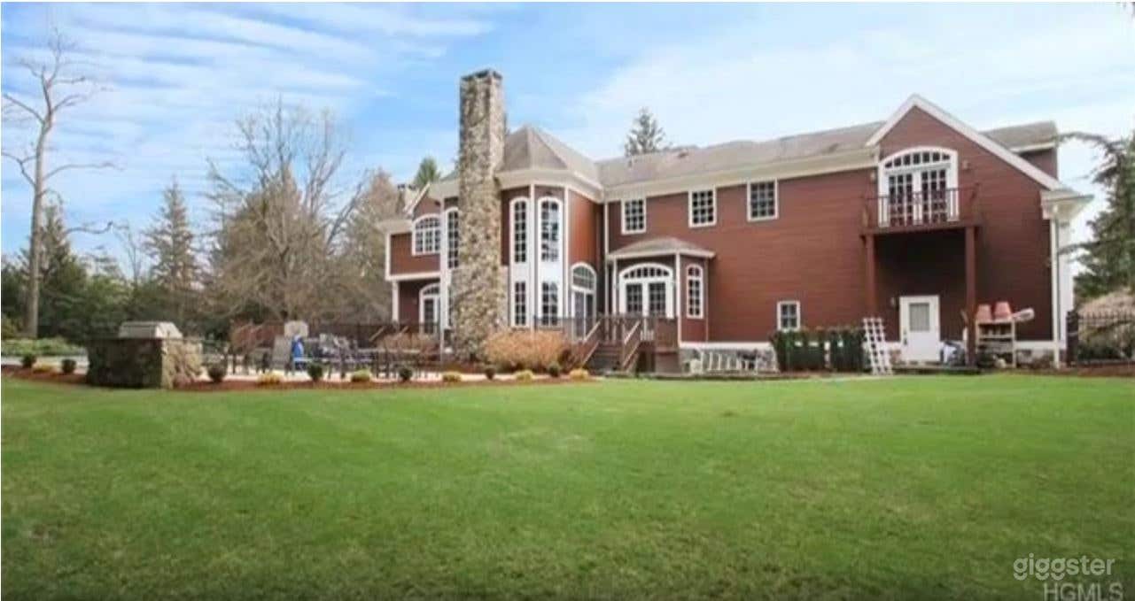 Large upscale home with elegant library Photo 2